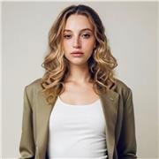 Laureata in lingue straniere offre ripetizioni di inglese per ogni livello e supporto integrato per imparare in maniera efficace!